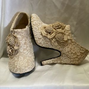 Heeled cream lacy booties